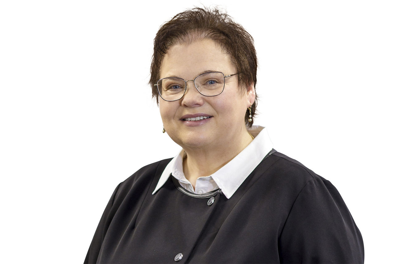 Portraitbild Frau Marianne Meyer, Mitarbeiterin der Bopfinger Bank Sechta-Ries eG mit schwarzem Jacket und weisem Hemd