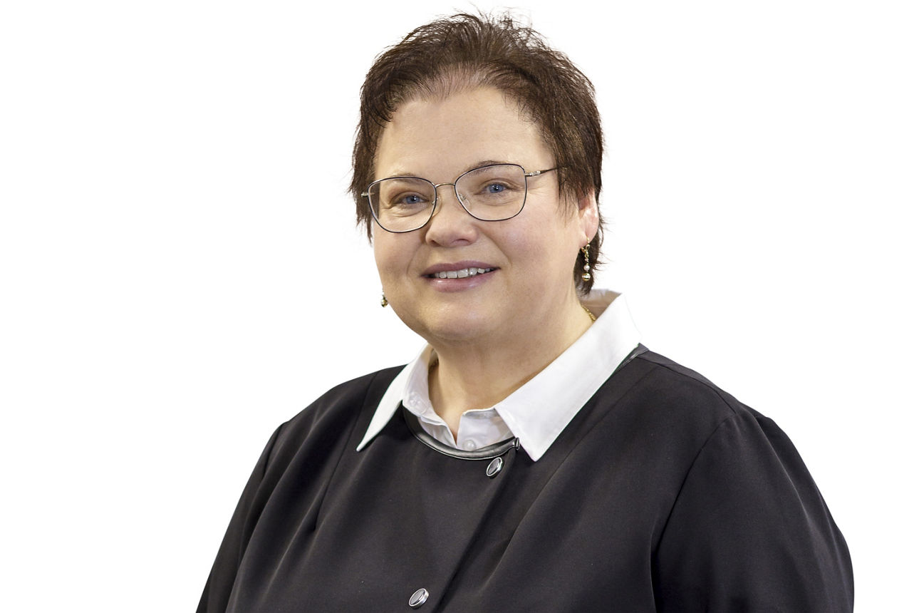 Portraitbild Frau Marianne Meyer, Mitarbeiterin der Bopfinger Bank Sechta-Ries eG mit schwarzem Jacket und weisem Hemd