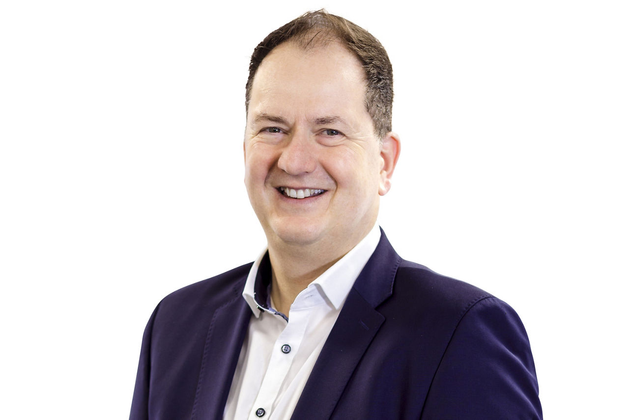 Portraitbild Herr Markus Kohler, Mitarbeiter der Bopfinger Bank Sechta-Ries eG mit schwarzem Jacket und weißem Hemd