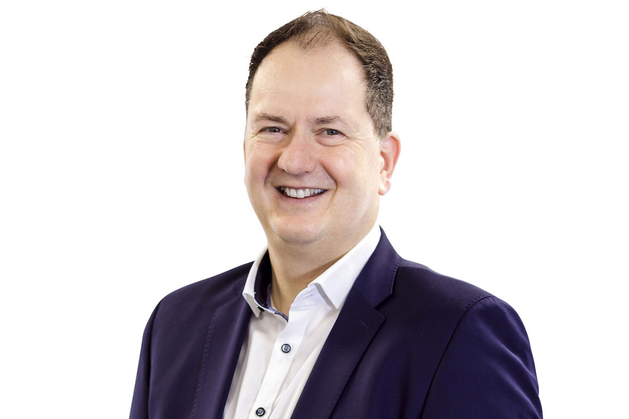 Portraitbild Herr Markus Kohler, Mitarbeiter der Bopfinger Bank Sechta-Ries eG mit schwarzem Jacket und weißem Hemd