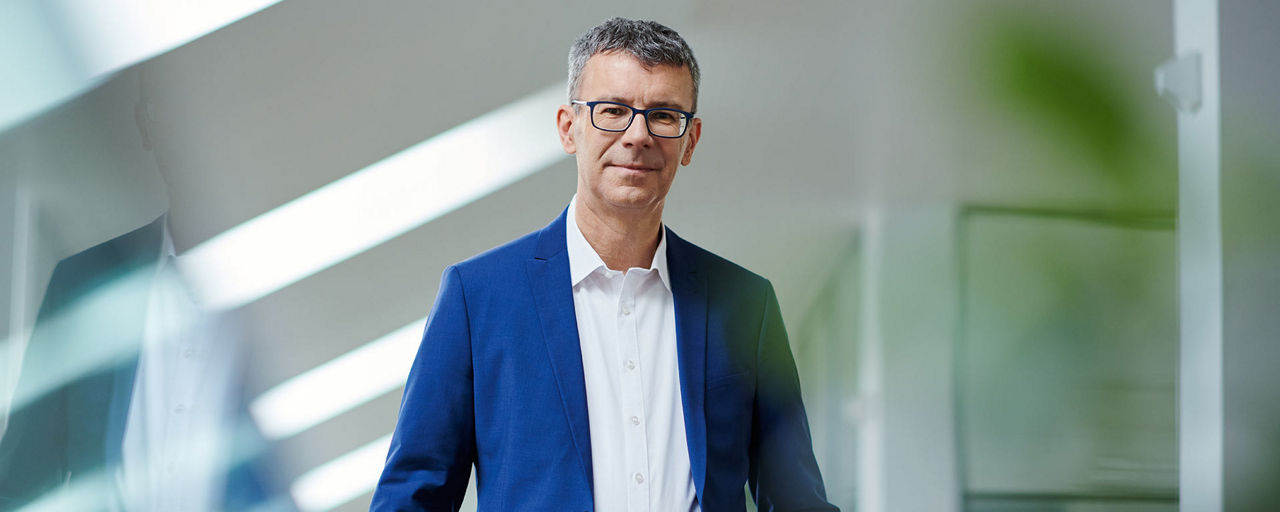 Ein Mann im Anzug steht in der