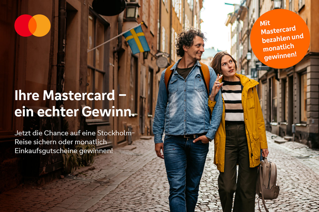 Ein junges Paar spaziet durch eine Gasse in Stockholm