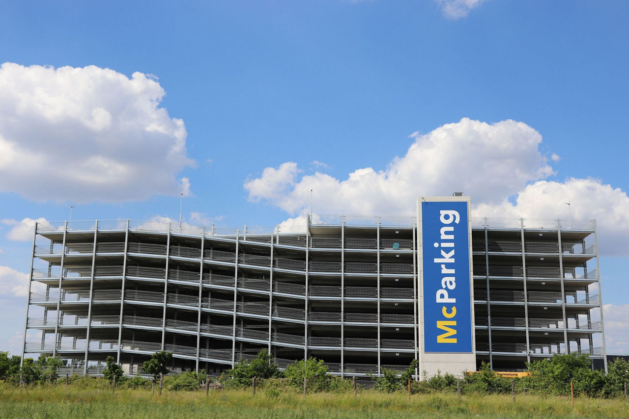 Ansicht auf das Parkhaus von McParking