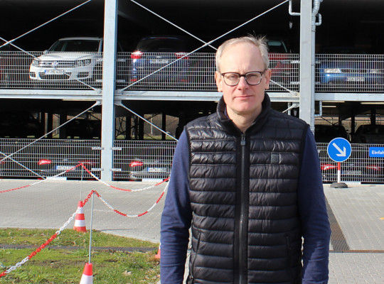 Dr. Till Bunse steht vor seinem Parkhaus Mc Parking