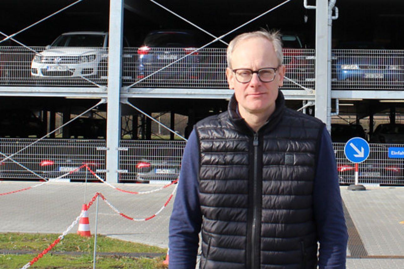 Dr. Till Bunse steht vor seinem Parkhaus Mc Parking