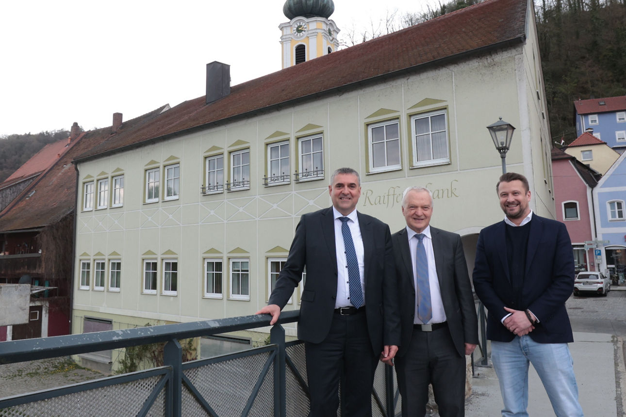 Ortstermin vor der ehemaligen Filiale Kallmünz