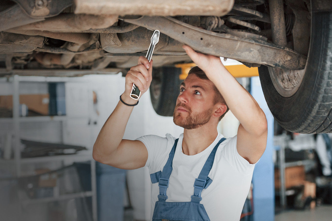 Ein Automechaniker bei der Arbeit