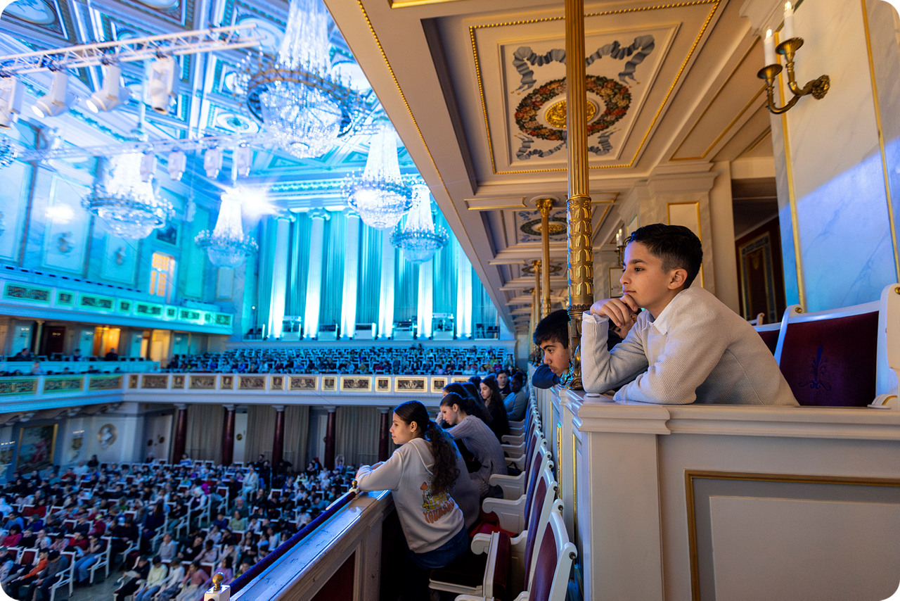 Kinder schaue von den Rängen des Konzerthauses auf die Bühne