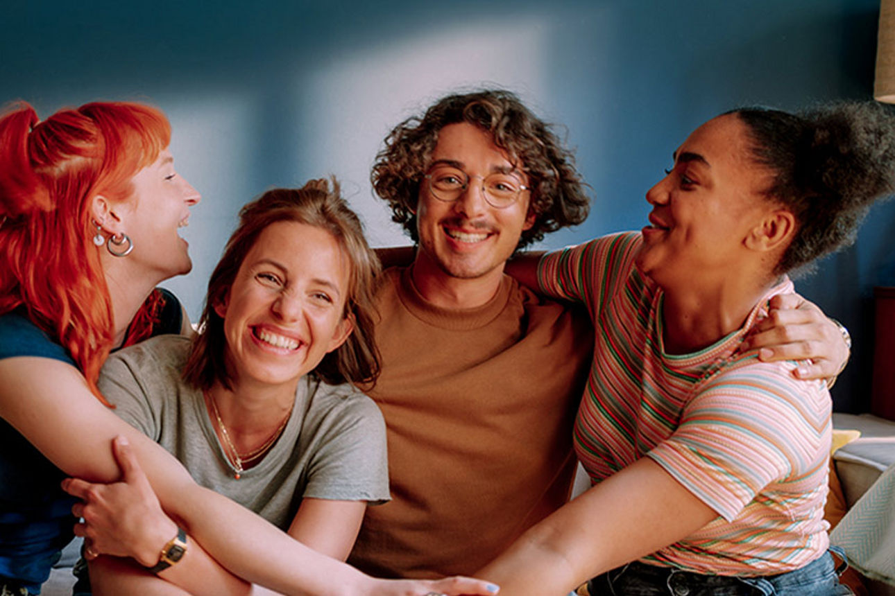 Zwei kleine Mädchen sitzen in einem Anhänger