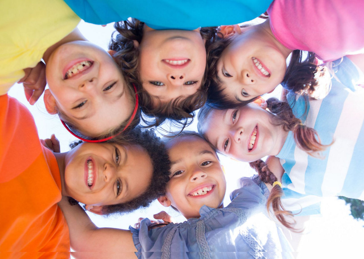 6 Kinder stehen im Kreis und schauen auf den Boden