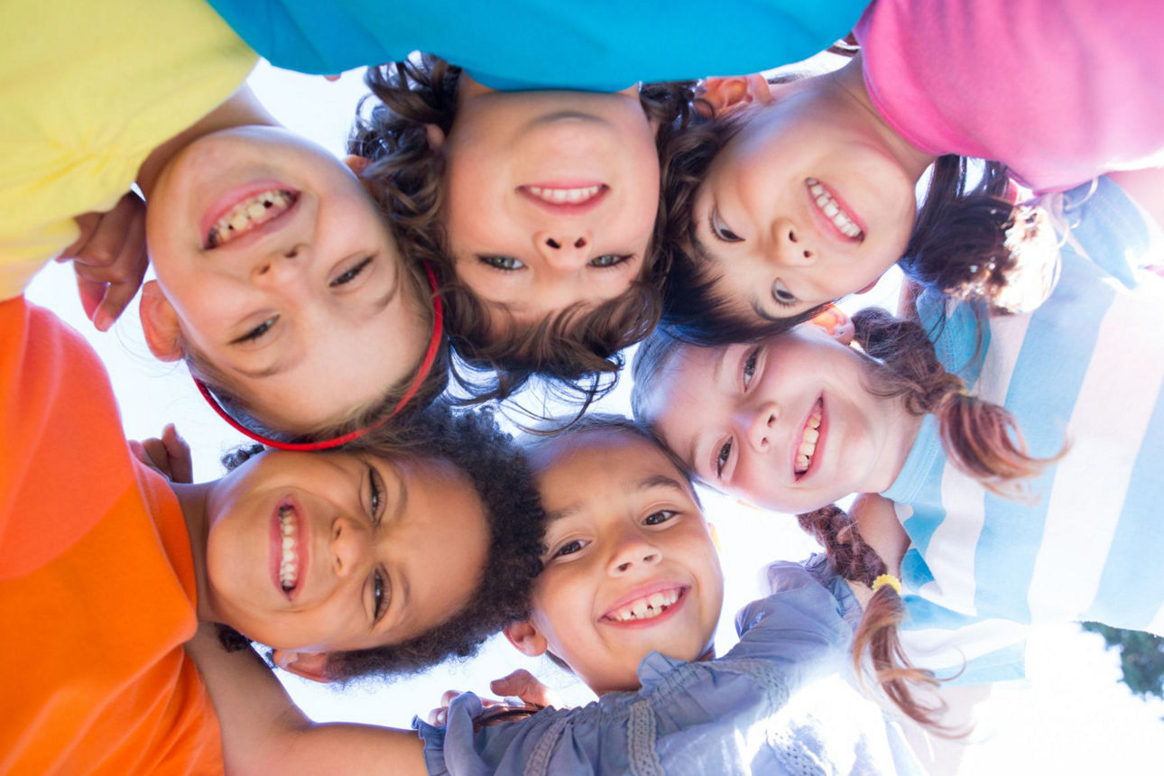 6 Kinder stehen im Kreis und schauen auf den Boden