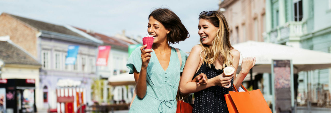 Zwei Frauen auf einer Straße