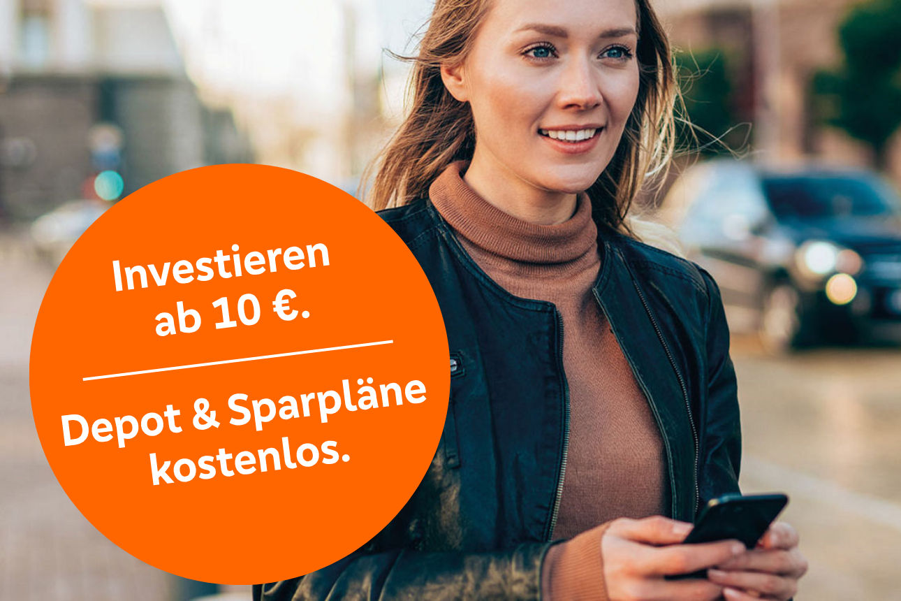 Person mit Smartphone, Hinweis auf kostenloses Depot und Sparpläne und der Möglichkeit bereits ab 10 Euro zu investieren.