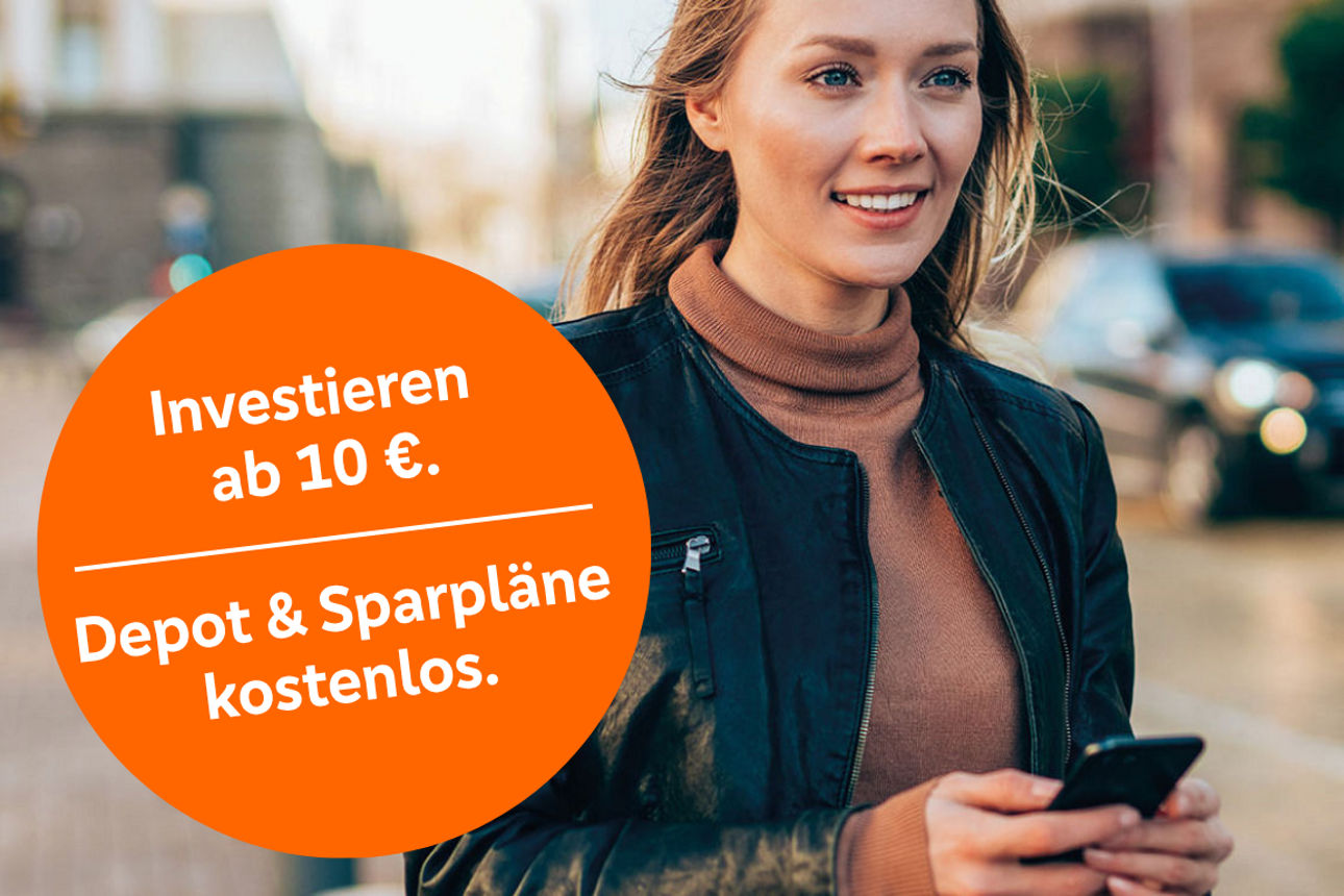 Person mit Smartphone, Hinweis auf kostenloses Depot und Sparpläne und der Möglichkeit bereits ab 10 Euro zu investieren.