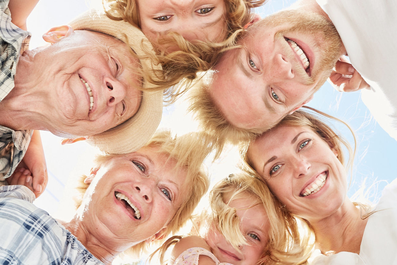 verschiedenen Personen, die die Köpfe zusammenstecken