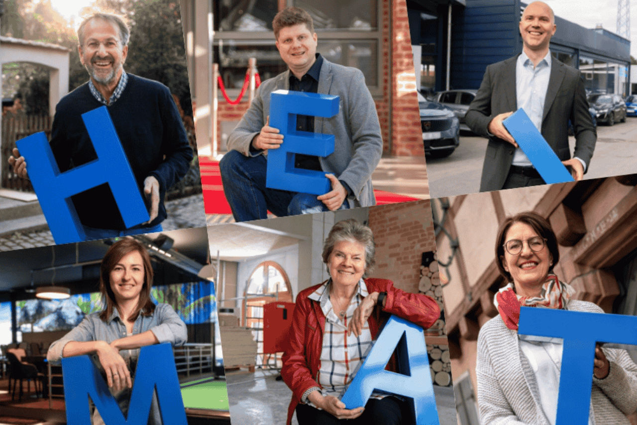 Collage aus sechs Personen, die große blaue Buchstaben halten, die zusammen „HEIMAT“ ergeben.