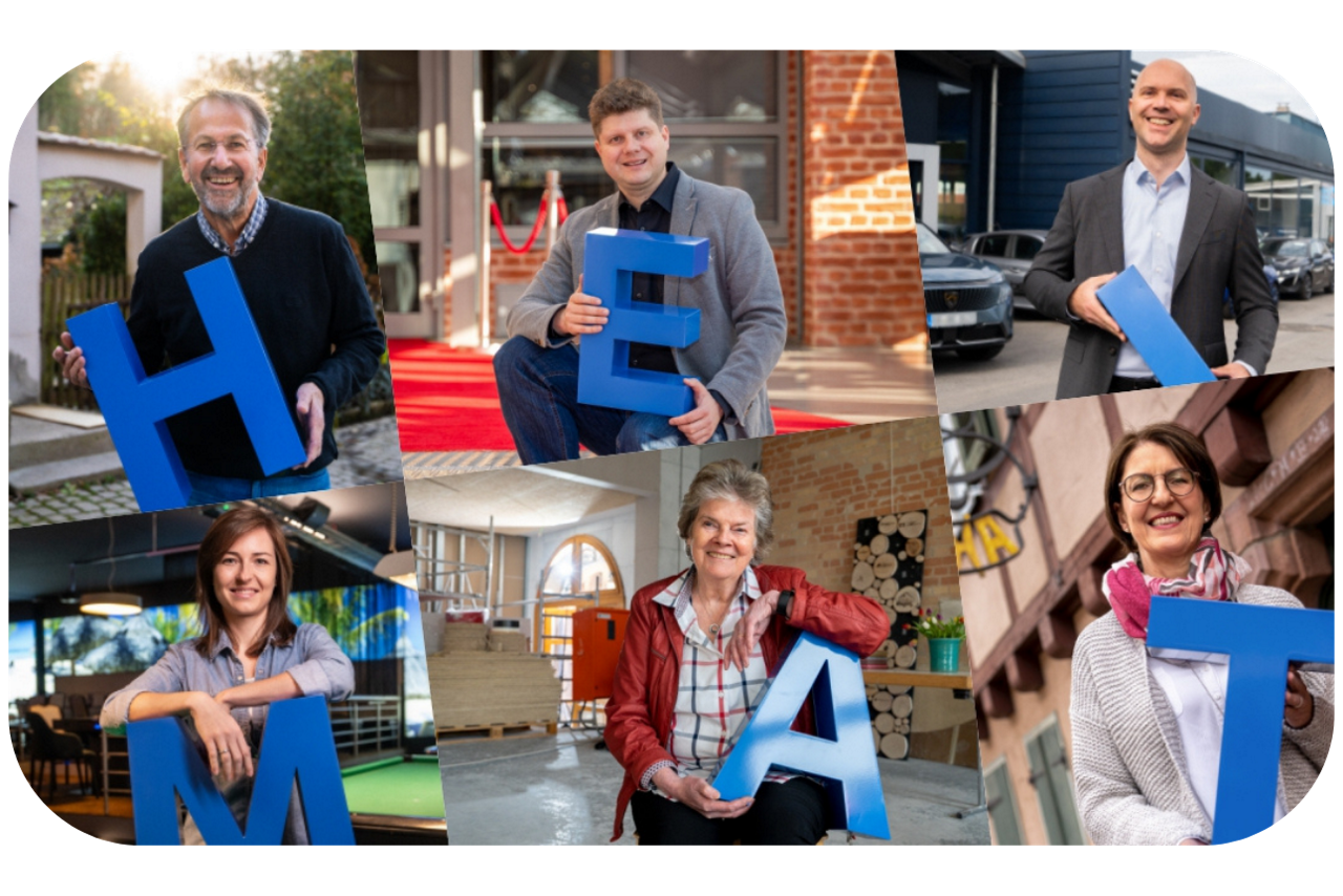 Collage aus sechs Personen, die große blaue Buchstaben halten, die zusammen „HEIMAT“ ergeben.
