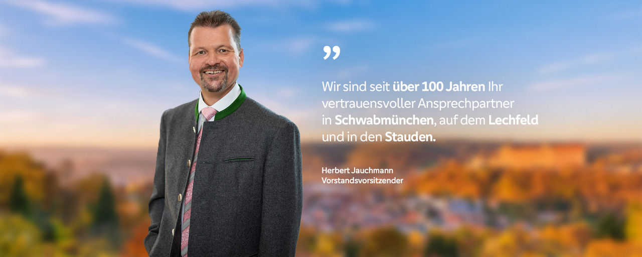 Mann steht vor Landschaft