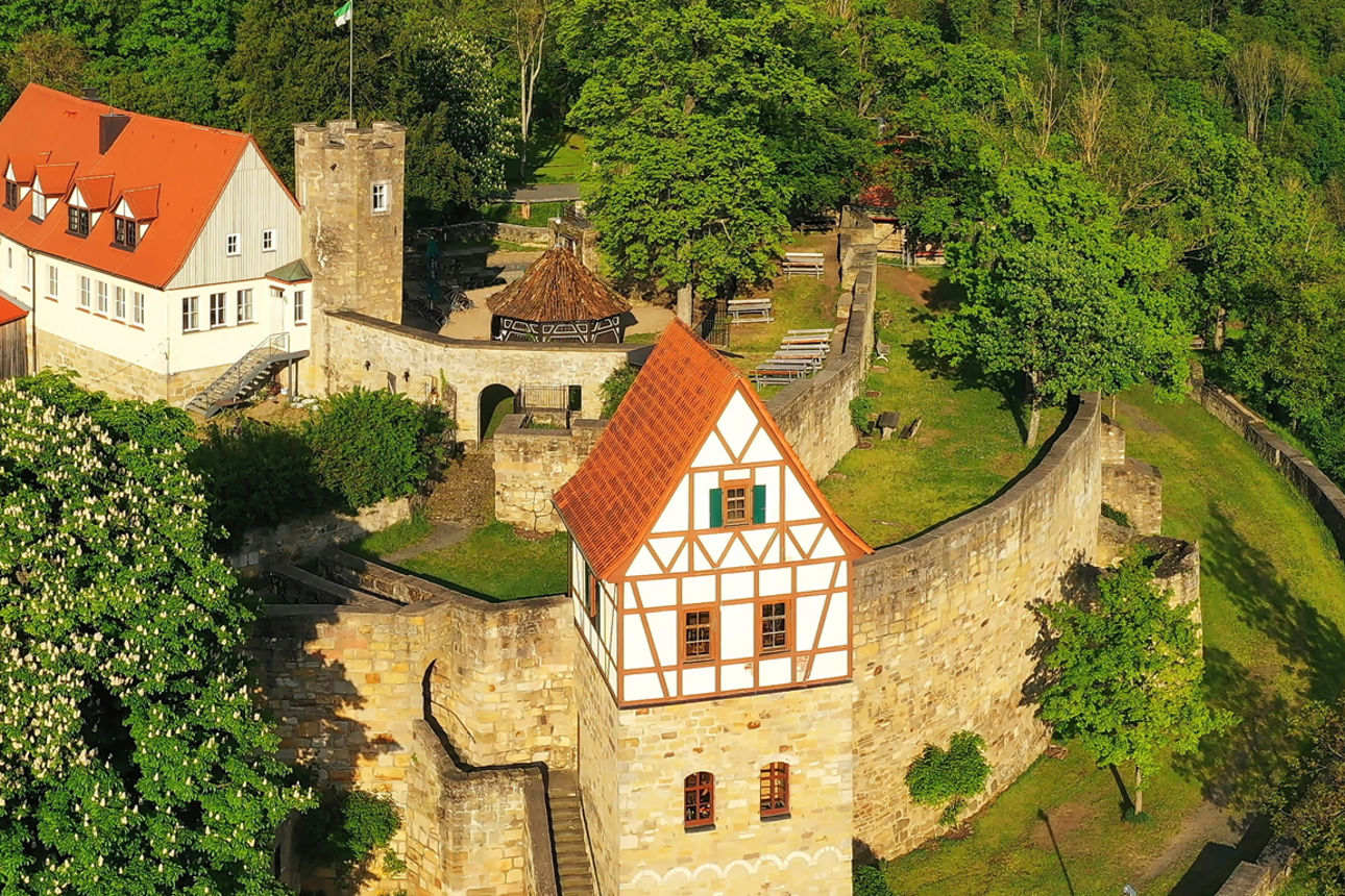 Luftbild von Königsberg in Bayern mit Blick auf die Burg Königsberg