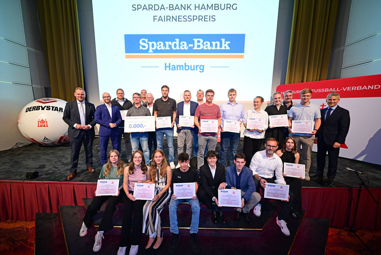 Symbolische Schecks werden an die Gewinner übergeben