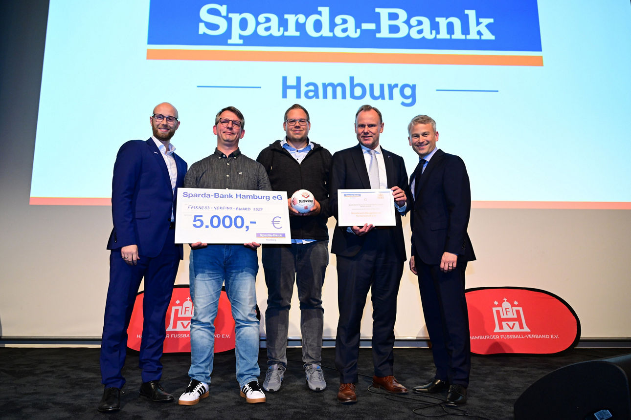 Symbolische Schecks werden an die Gewinner der Fairnesspreise 2025 übergeben