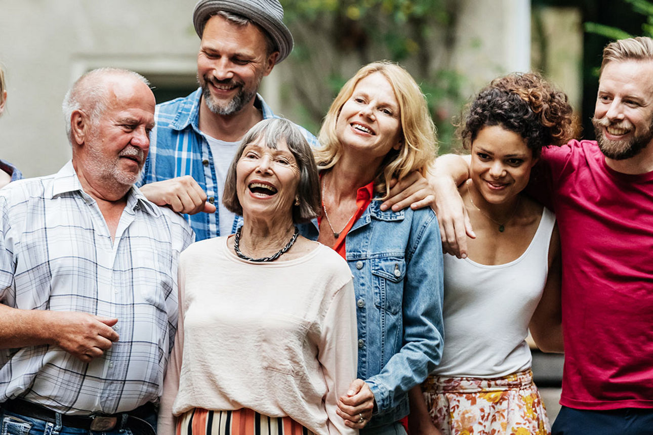 Eine Gruppe von Menschen posiert für ein Foto
