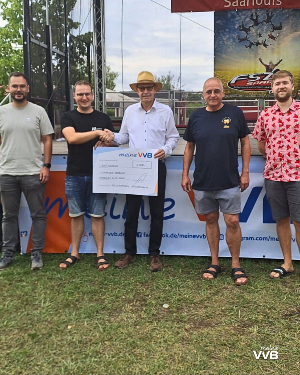 4 Herren der Vereinsgemeischaft Gisingen und ein Herr mit Hut von der VVB mit einem Spendenscheck