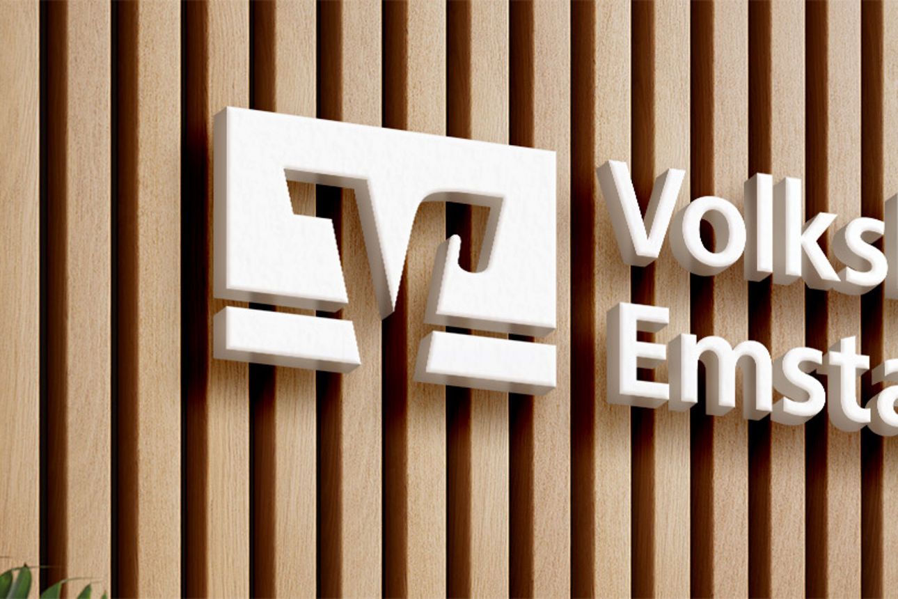 Logo Volksbank Emstal vor Holzwand