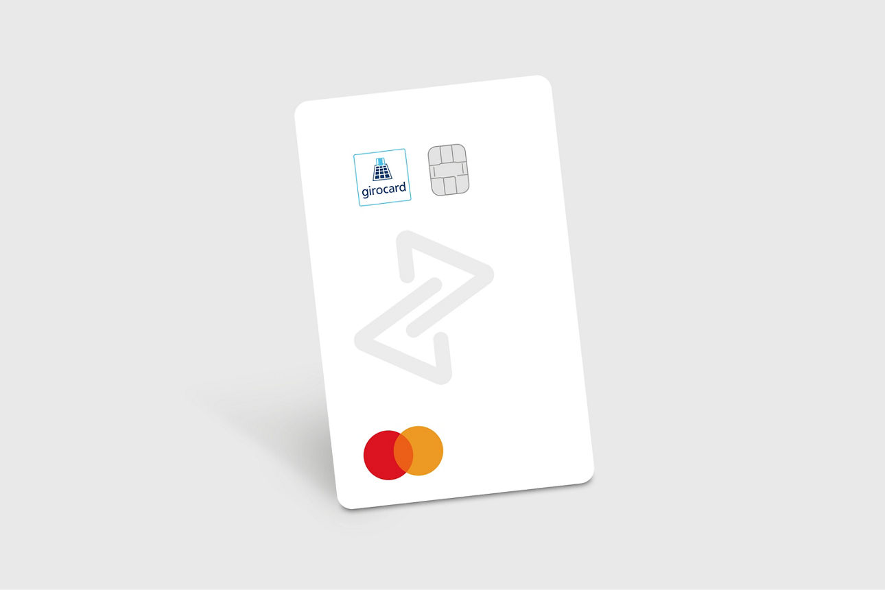 Abbildung zeigt die girocard Debitcard Mastercard der Bank in schlichtem, hochwertigen, weißen Design.