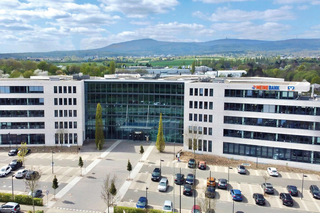 Abbildung zeigt das Geschäftsgebäude der alten Raiffeisenbank im Hochtaunus
