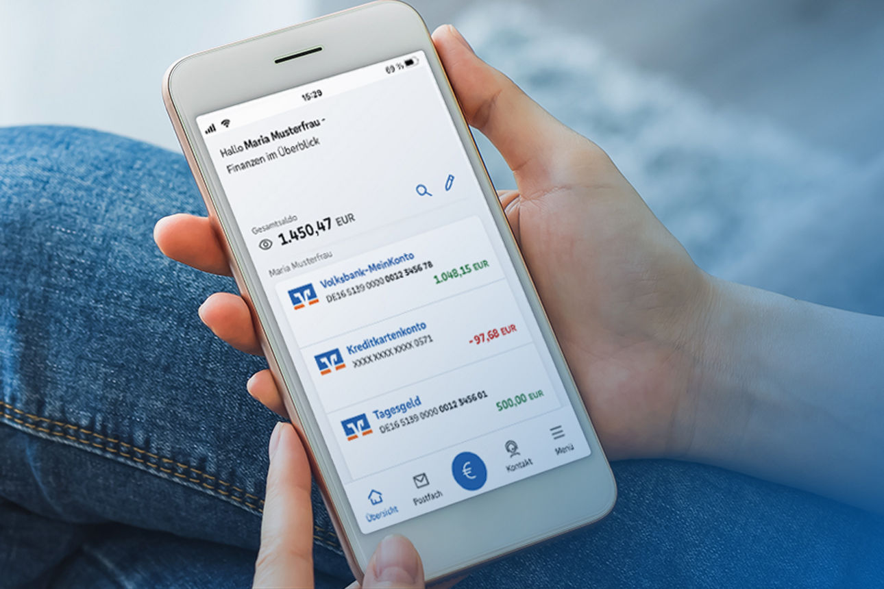 Mockup Smartphone mit Frauenhänden und einer Kontoübersicht aus der VR-BankingApp