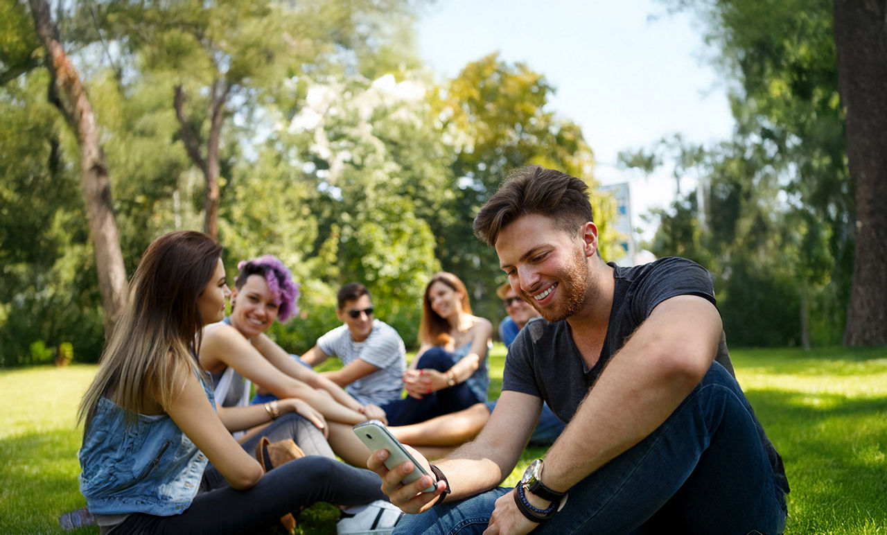 Jugendliche sitzen im Park