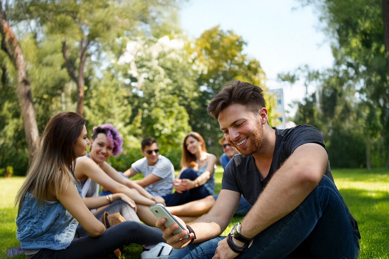 Jugendliche sitzen im Park