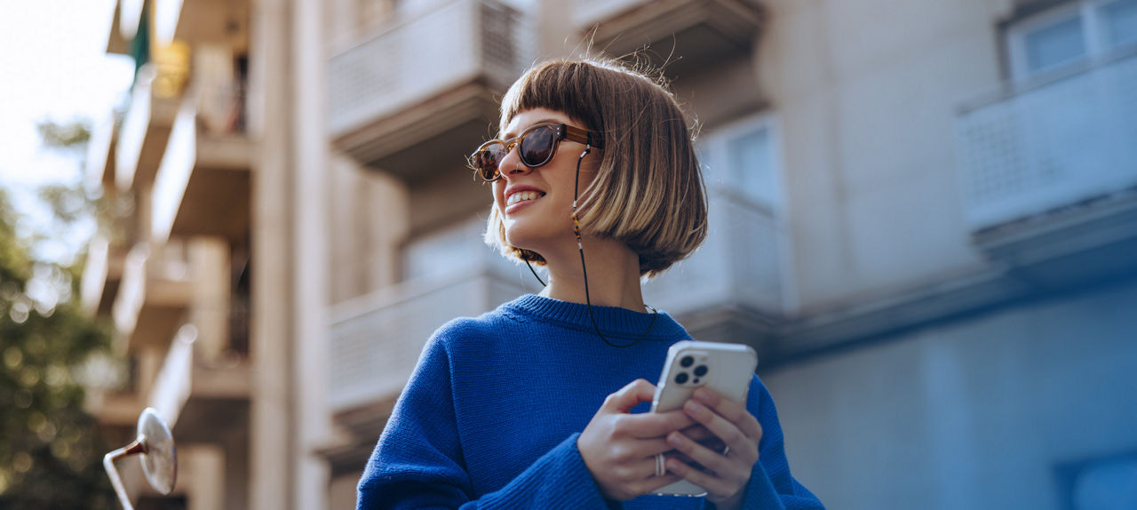 Junge Frau mit SMartphone