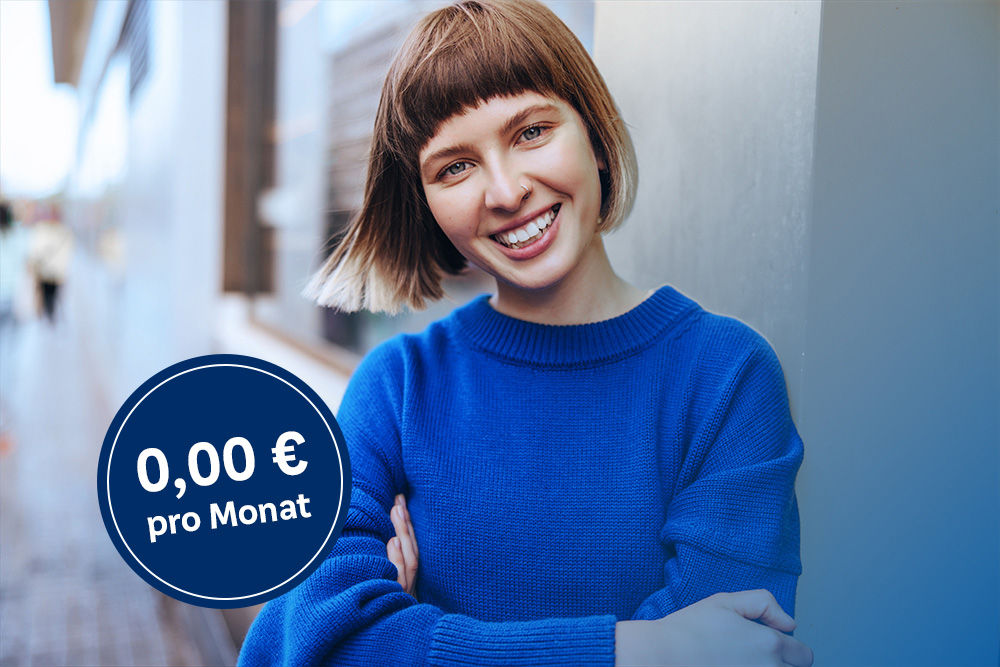 Junge Frau lehnt Hauswand