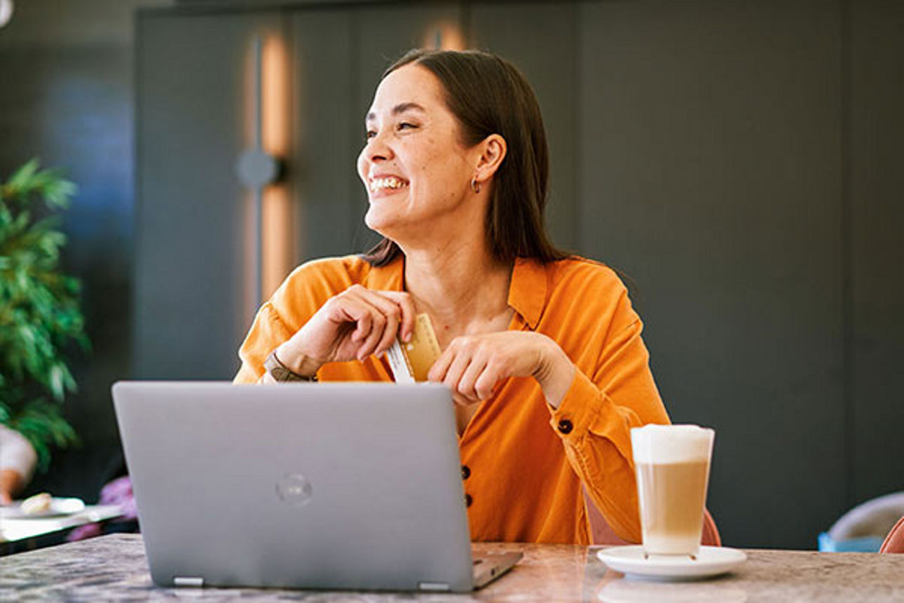 Eine Frau sitzt vor einem Laptop