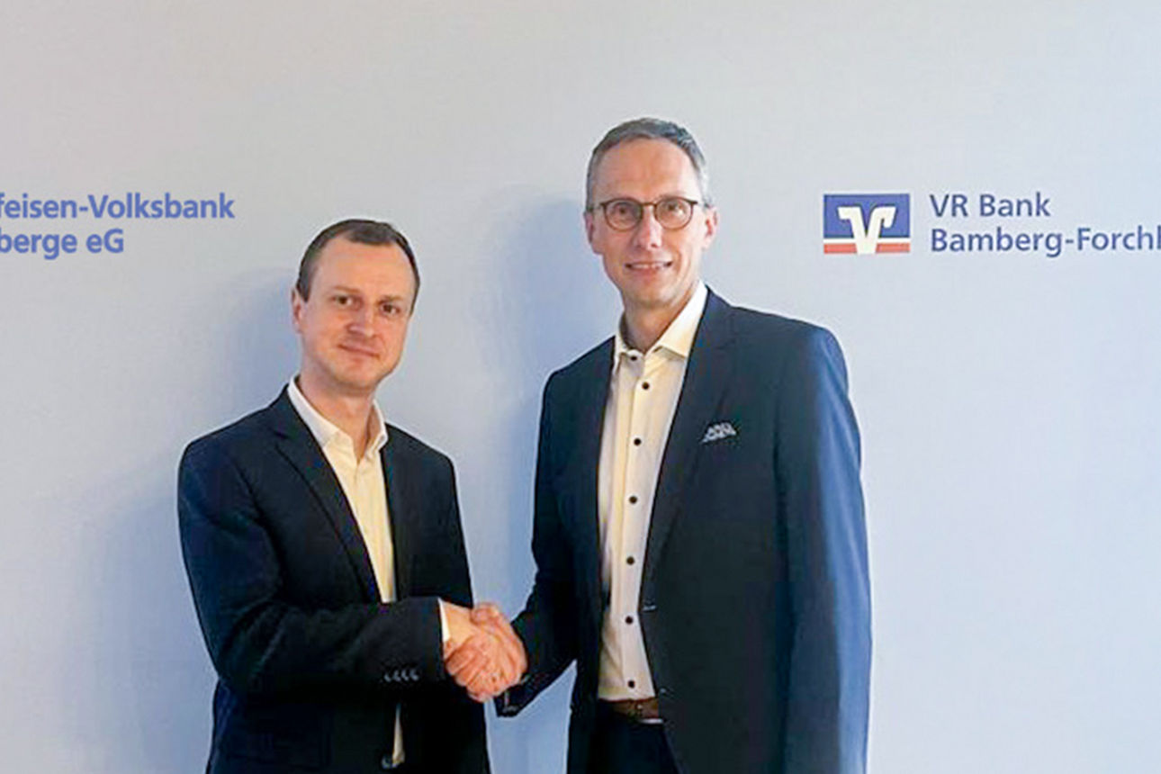 Stephan Merz, Vorstandsvorsitzender der Raiffeisen-Volksbank Haßberge eG und Joachim Hausner, Vorstandsvorsitzender der VR Bank Bamberg-Forchheim