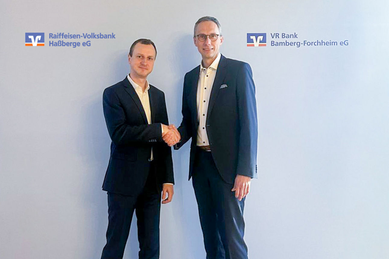 Lachende Gruppe von Kindern in Trikots mit dem Logo der Volksbanken Raiffeisenbanken