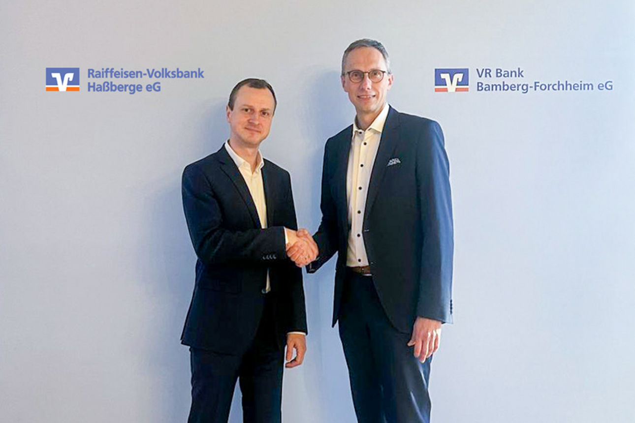 Stephan Merz, Vorstandsvorsitzender der Raiffeisen-Volksbank Haßberge eG und Joachim Hausner, Vorstandsvorsitzender der VR Bank Bamberg-Forchheim