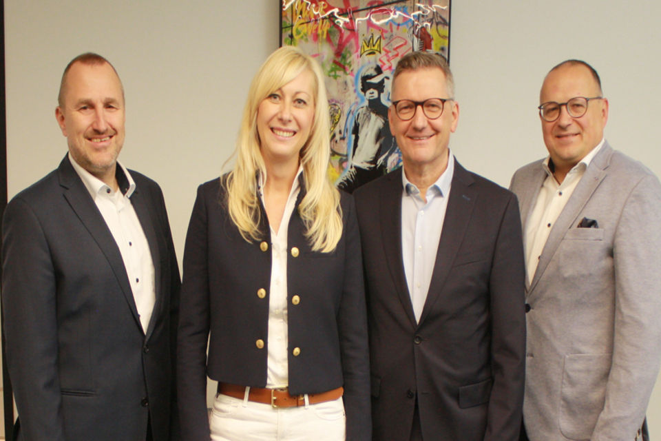 Gruppenfoto mit Michaela Engel, Vorständen und Vorstandsreferent