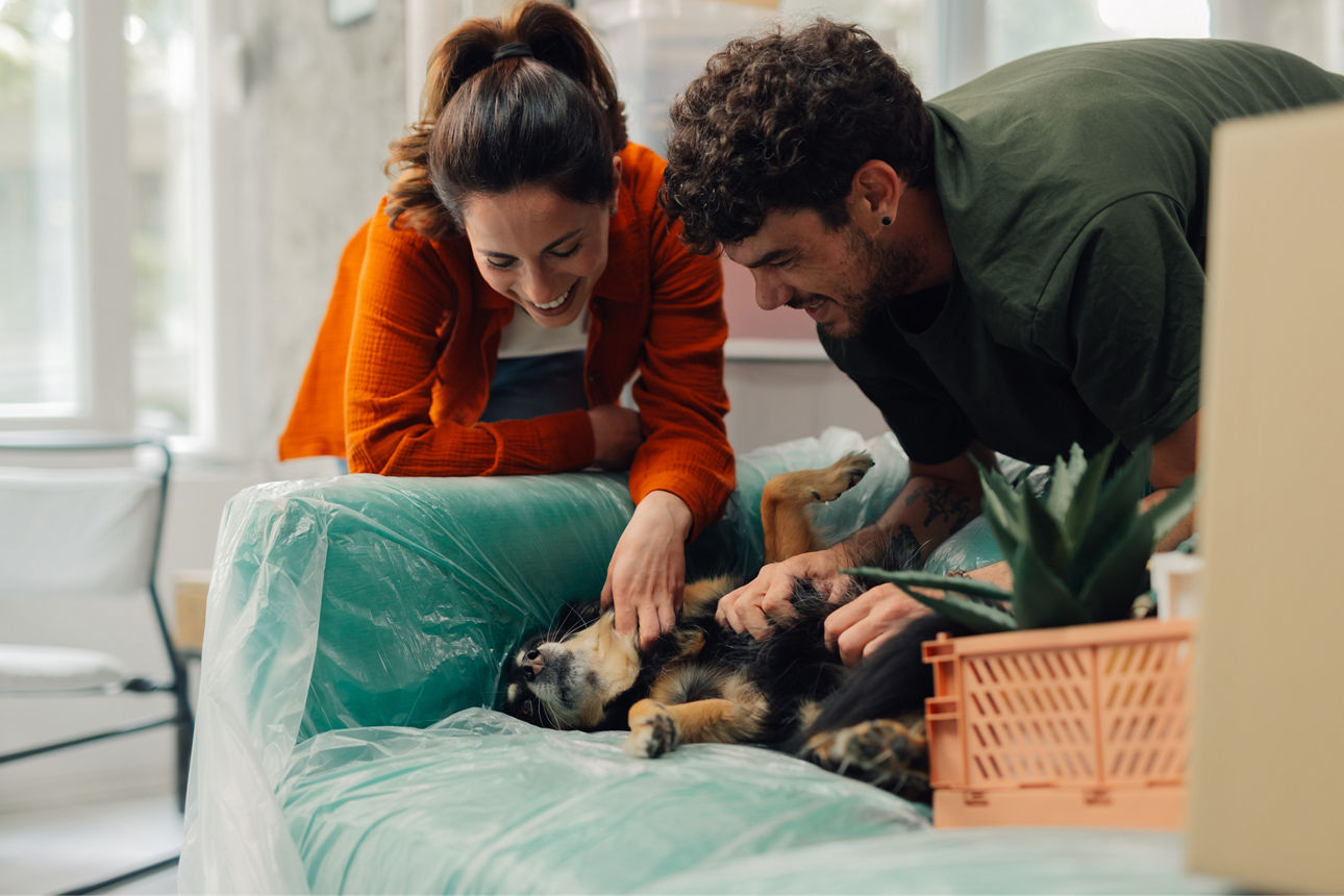Junges Paar mit Hund hat ihre Kaution auf dem Mietkautionskonto