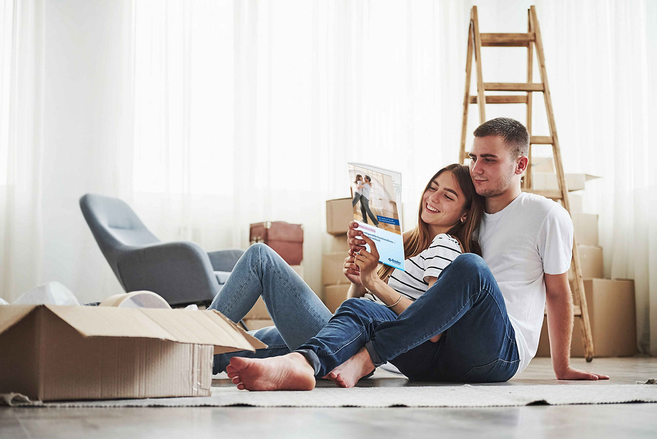 Paar mit Mietkautionsversicherung in der neuen Wohnung
