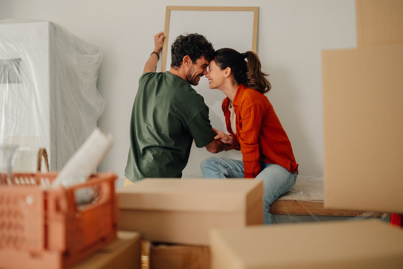 Glückliches Paar hat Mietkaution auf dem Kautionskonto angelegt