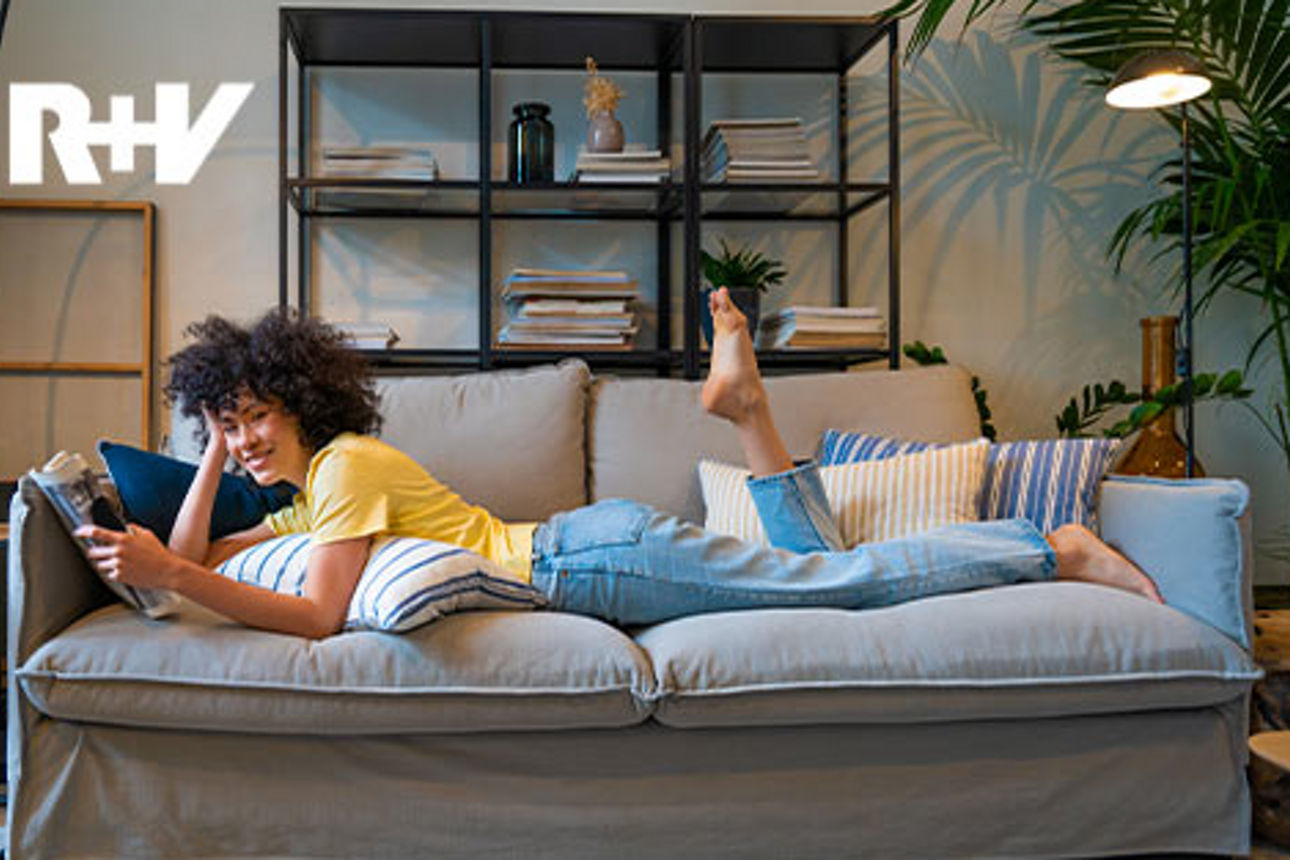 Eine junge Frau liegt auf dem Sofa