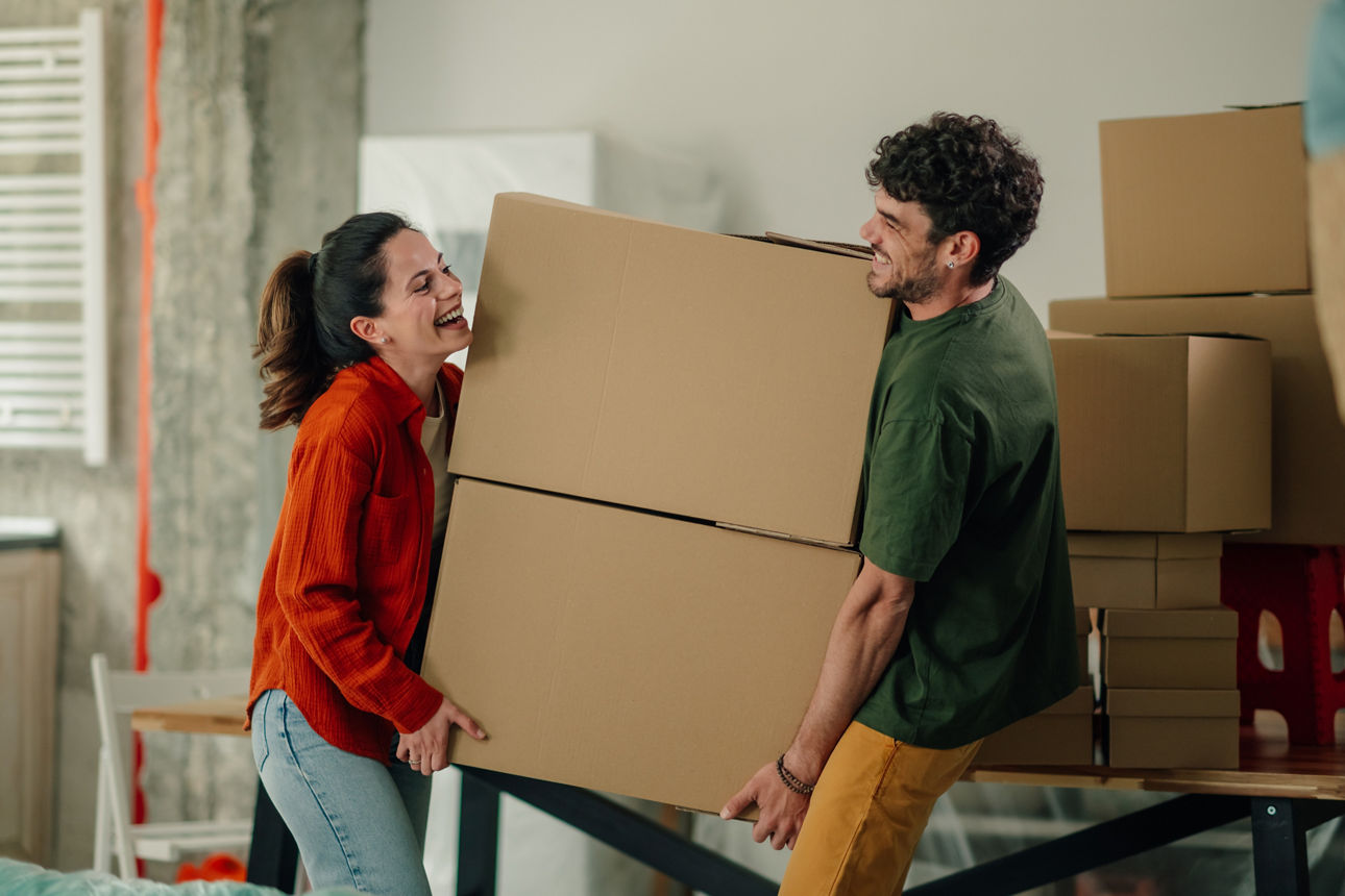 Glückliches Paar dank Mietkaution auf Kautionskonto