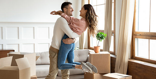 Ein junges Paar ist glücklich in der gemeinsamen neuen Wohnung