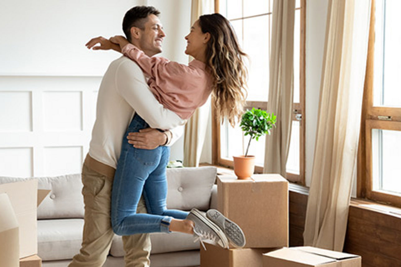 Ein junges Paar ist glücklich in der gemeinsamen neuen Wohnung