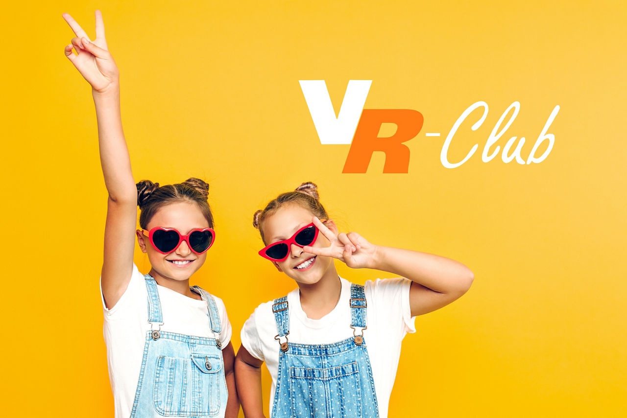 Zwei Mädchen mit Sonnenbrille feiern den VR-Club