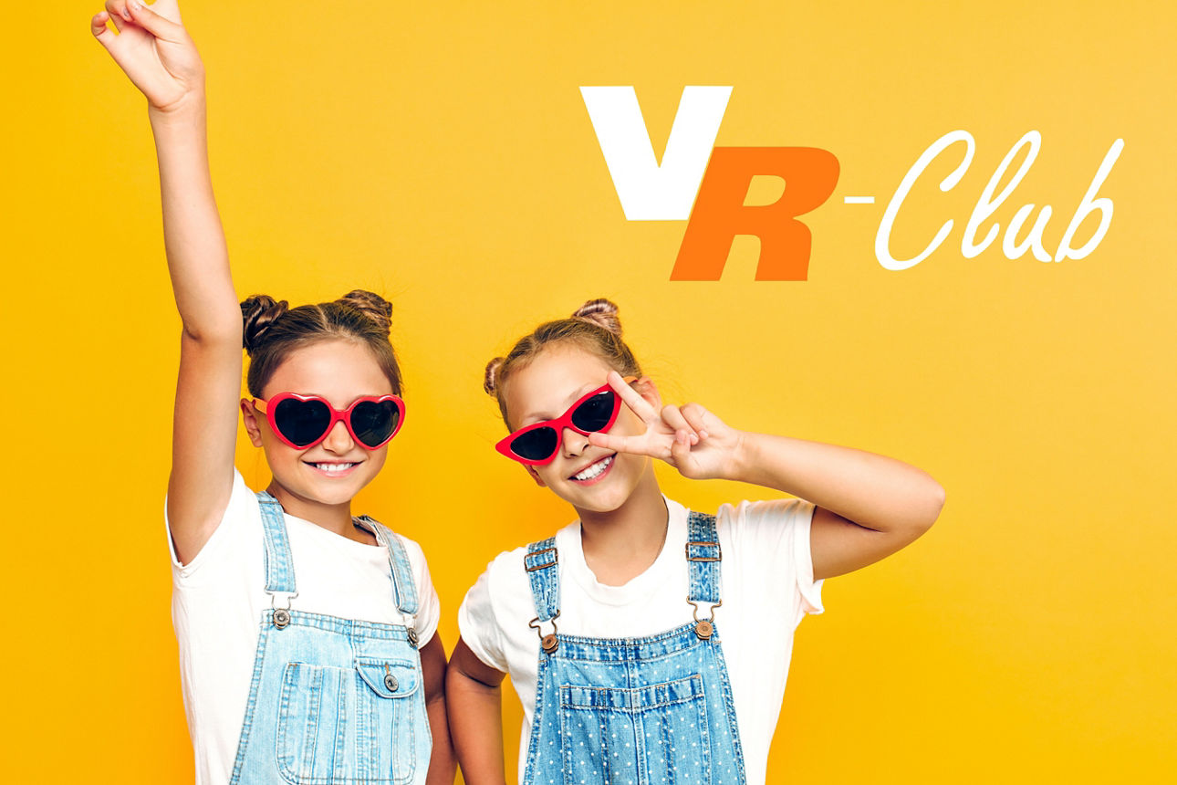 Zwei Mädchen mit Sonnenbrille feiern den VR-Club