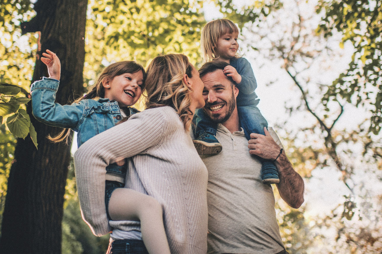 Eine glückliche Familie beim Spaziergang im Wald